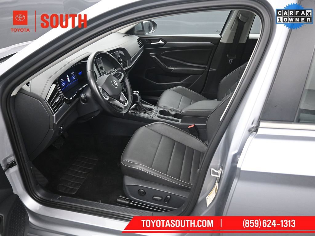 Used 2024 Volkswagen Jetta SE image 9