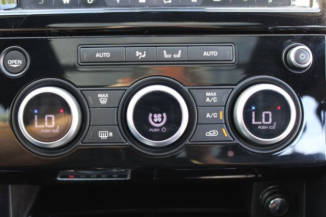 Used 2020 Land Rover Discovery HSE Luxury image 44