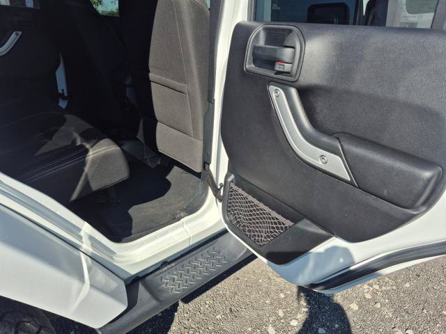 Used 2016 Jeep Wrangler Unlimited Sahara w/ Connectivity Group AWD/4WD image 9