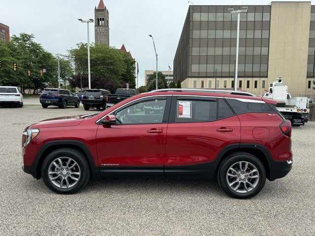 Used 2024 GMC Terrain SLT image 2