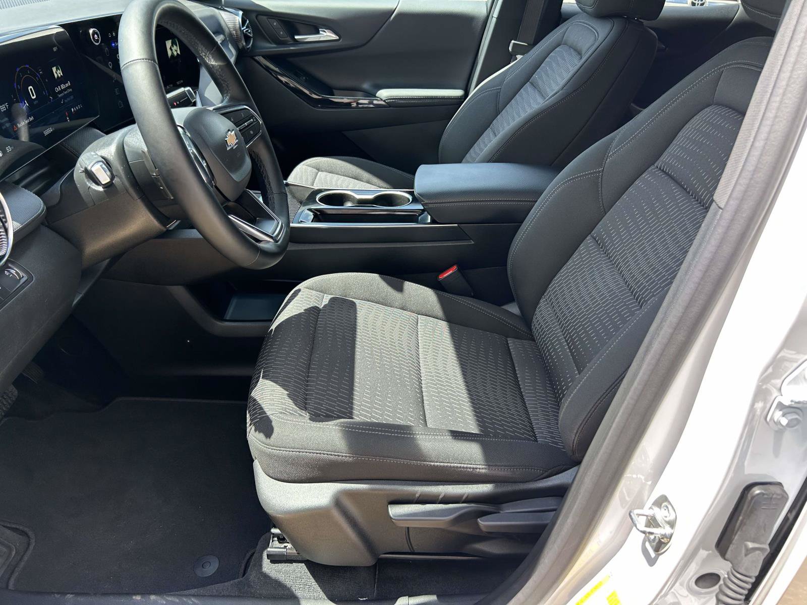 Used 2025 Chevrolet Equinox LT w/ Safety and Technology Package FWD image 10