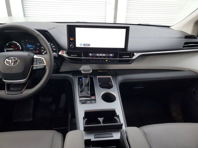 Used 2026 Toyota Sienna XLE FWD image 13