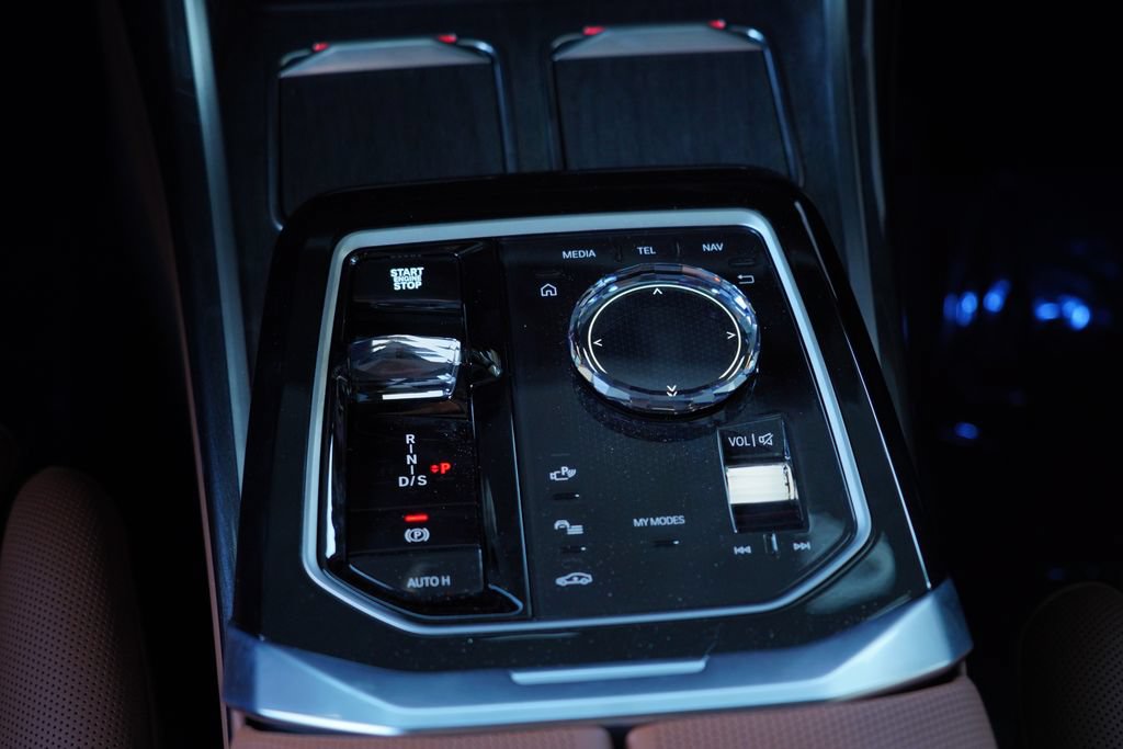 New 2026 BMW 750e xDrive w/ Premium Package AWD/4WD image 17