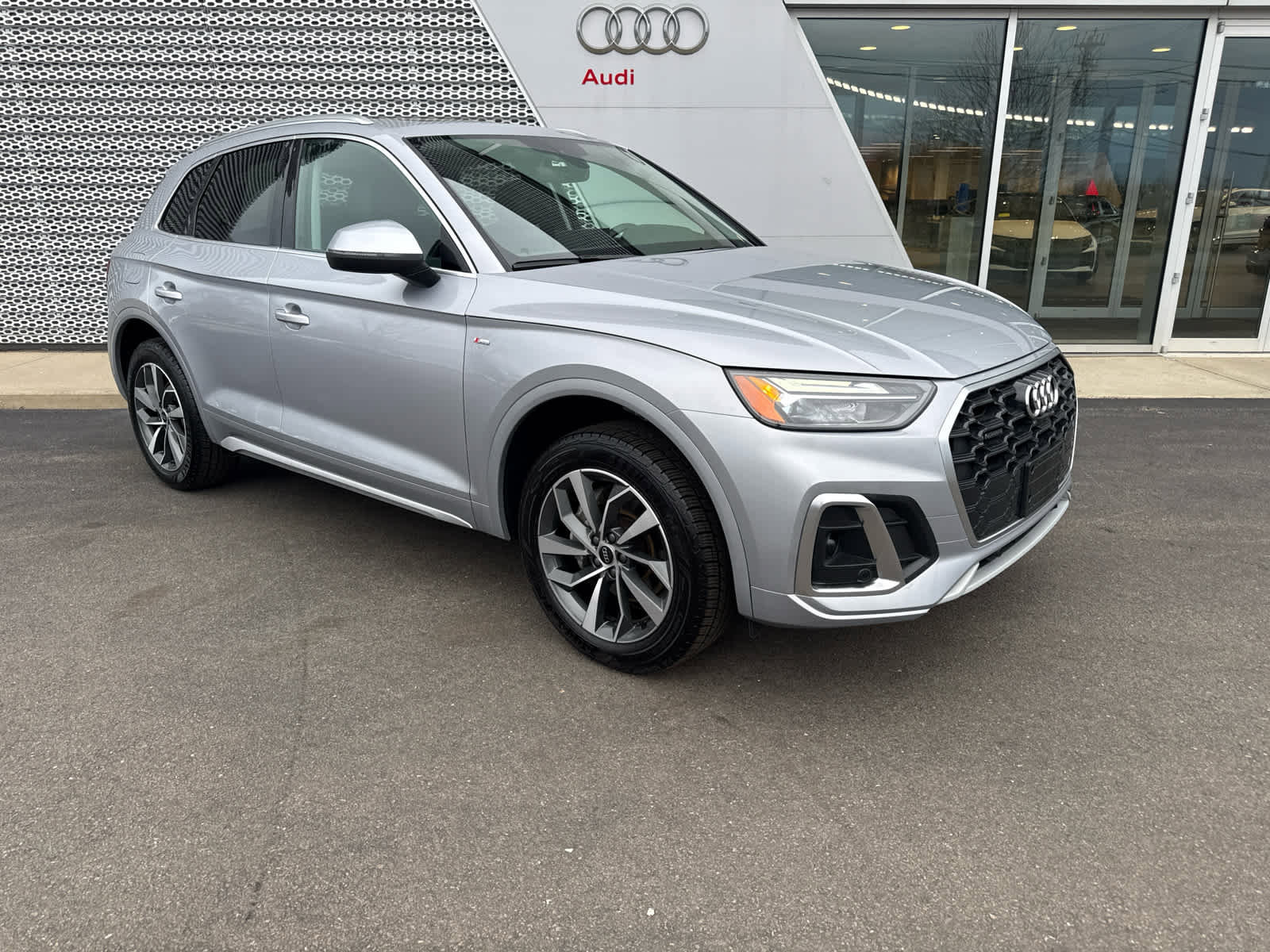 Used 2023 Audi Q5 2.0T Premium Plus w/ Premium Plus Package image 2