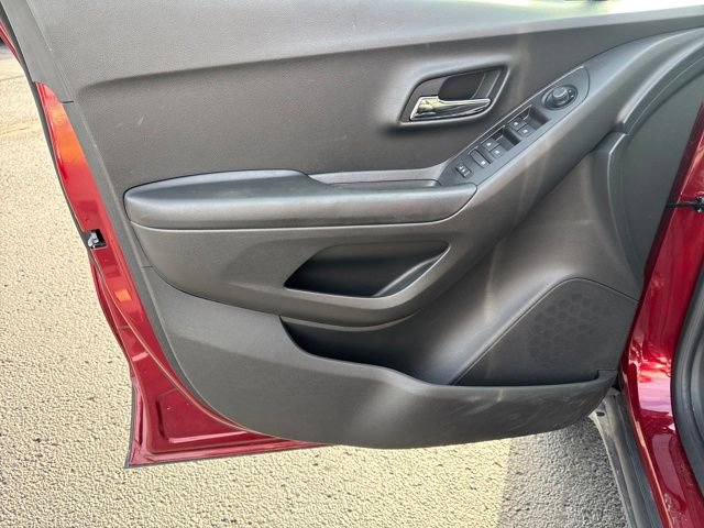 Used 2022 Chevrolet Trax LT w/ LT Convenience Package image 12