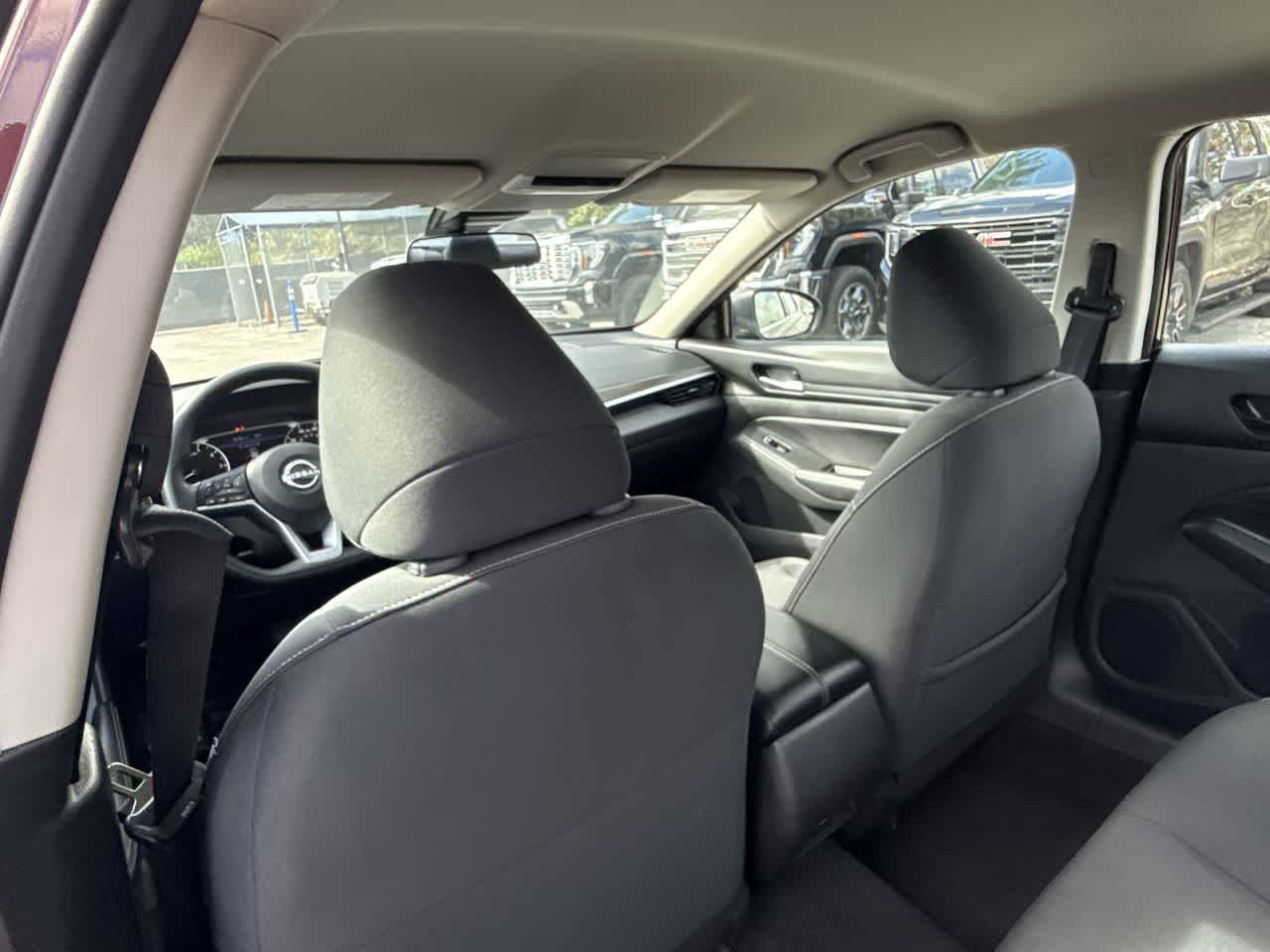 Used 2025 Nissan Altima 2.5 SV FWD image 23