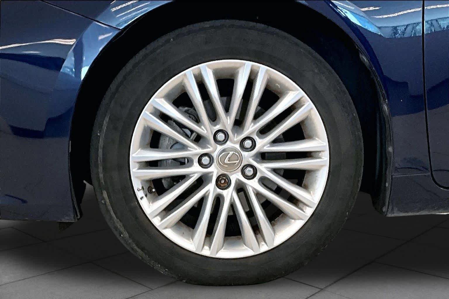 Used 2015 Lexus ES 350 w/ Luxury Package FWD image 9
