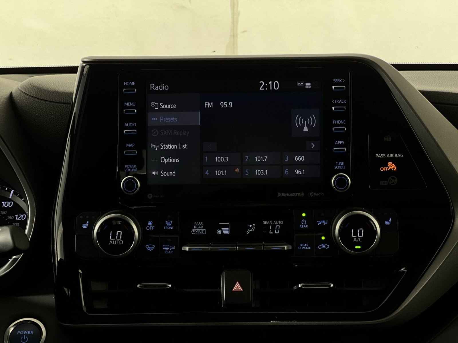 Used 2021 Toyota Highlander XLE AWD/4WD image 18