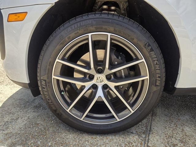 Used 2025 Porsche Macan Turbo AWD/4WD image 30