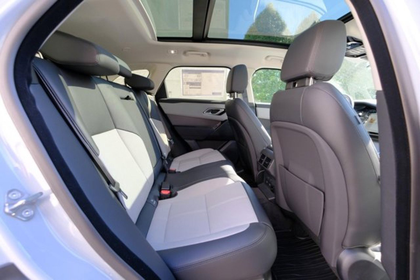 New 2025 Land Rover Range Rover Velar Dynamic SE image 17