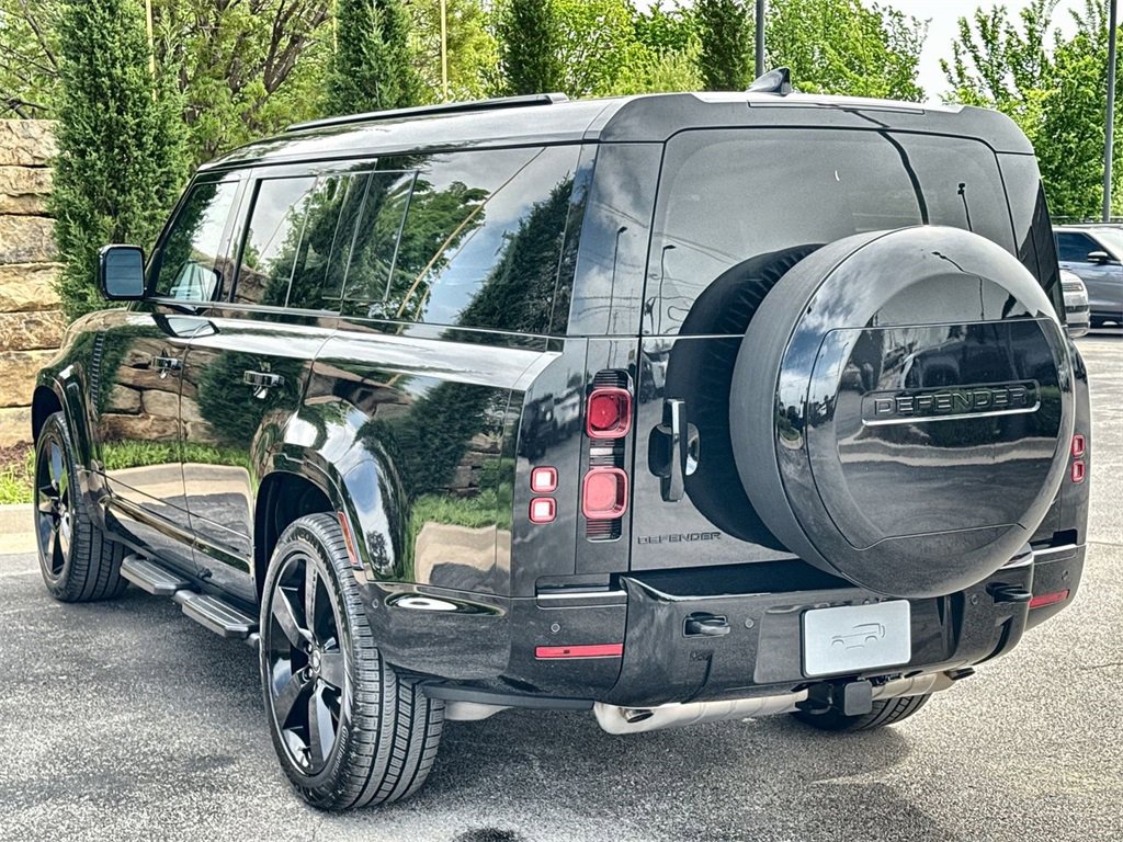 Used 2025 Land Rover Defender 130 X-Dynamic SE image 3