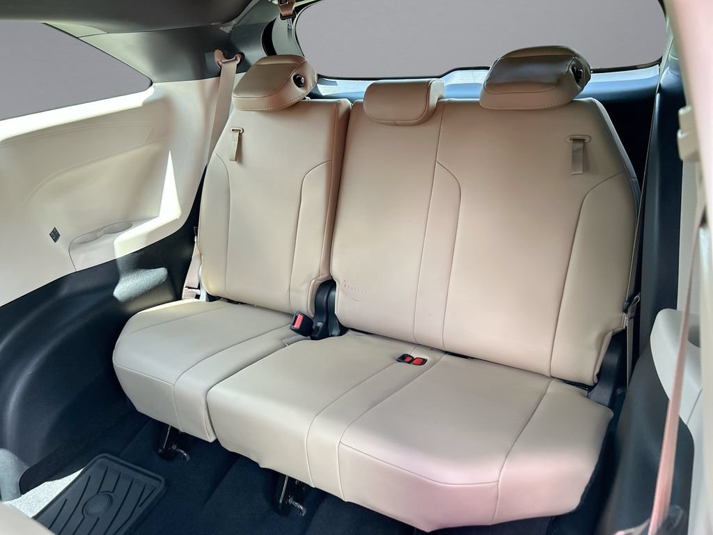 Certified 2021 Toyota Sienna XLE FWD image 31