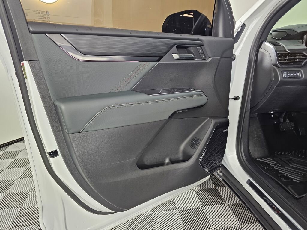 Used 2025 GMC Acadia AT4 image 18