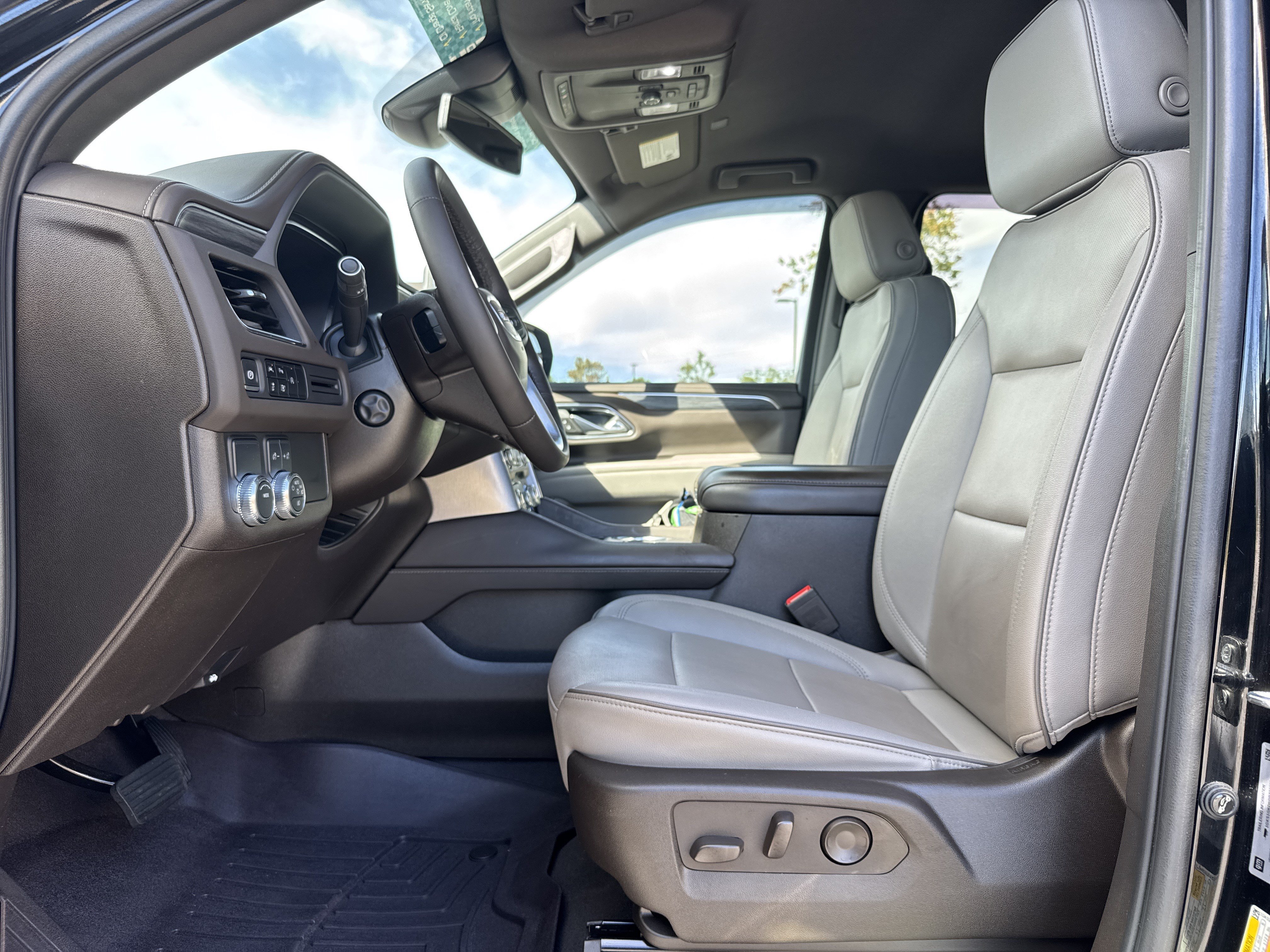 Used 2024 GMC Yukon XL SLT w/ SLT Luxury Package RWD image 16