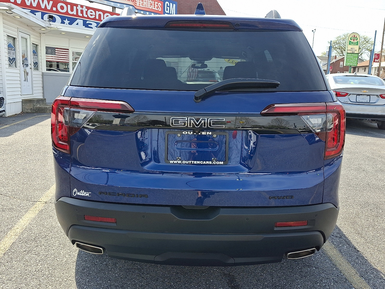 Used 2023 GMC Acadia SLE w/ Driver Convenience Package AWD/4WD image 4