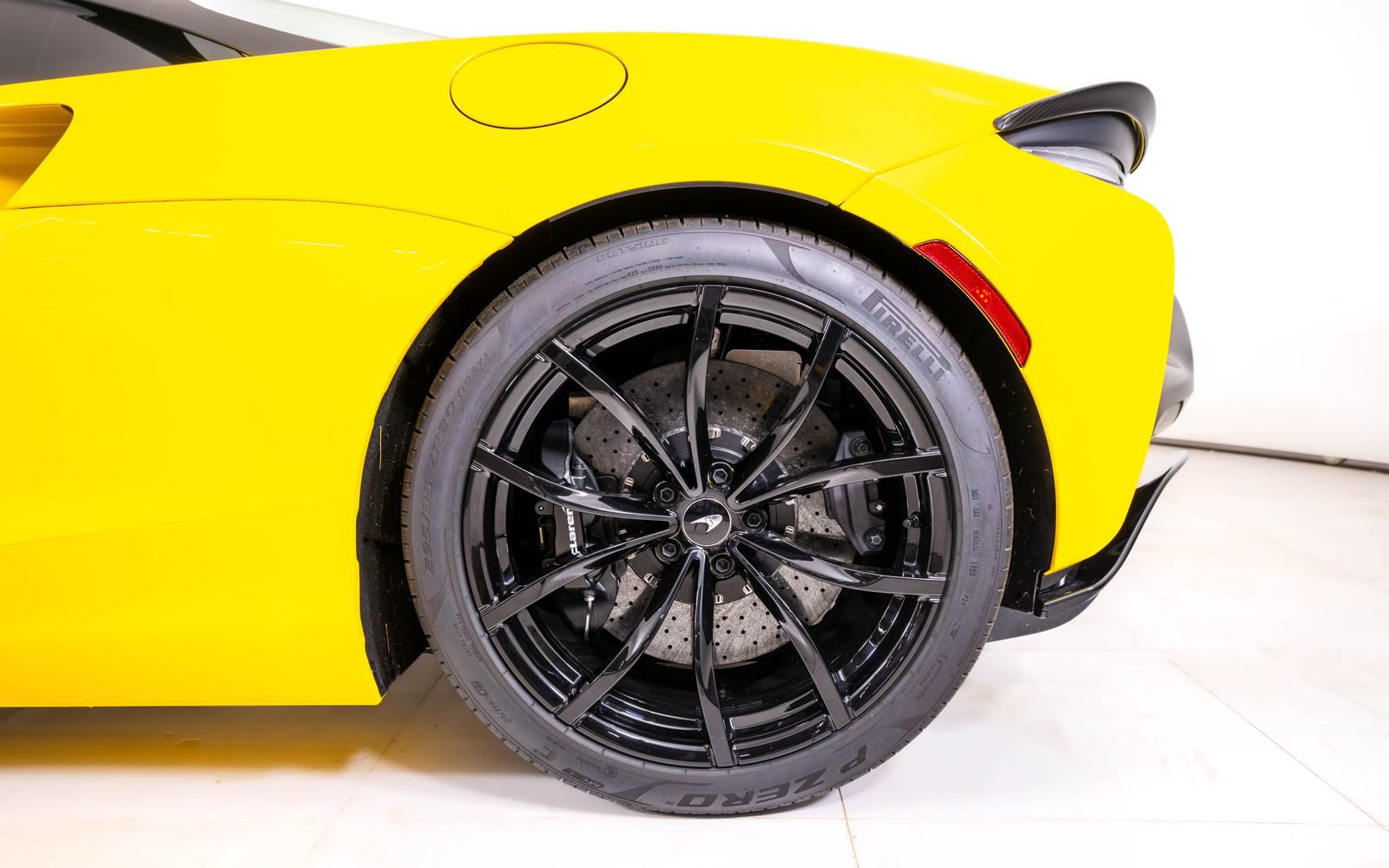 Used 2025 McLaren Artura Spider RWD image 17
