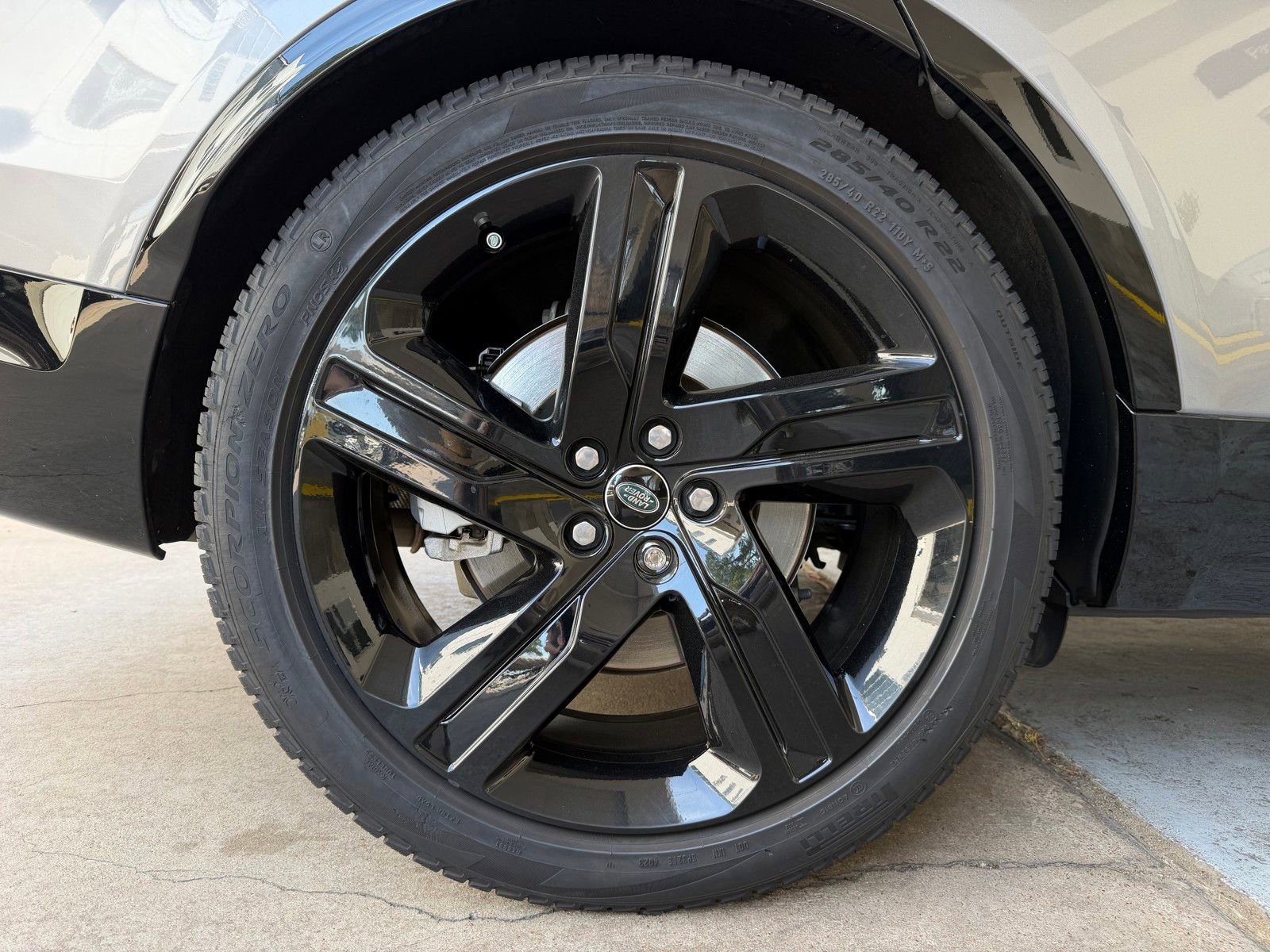 Used 2024 Land Rover Discovery Dynamic SE image 26