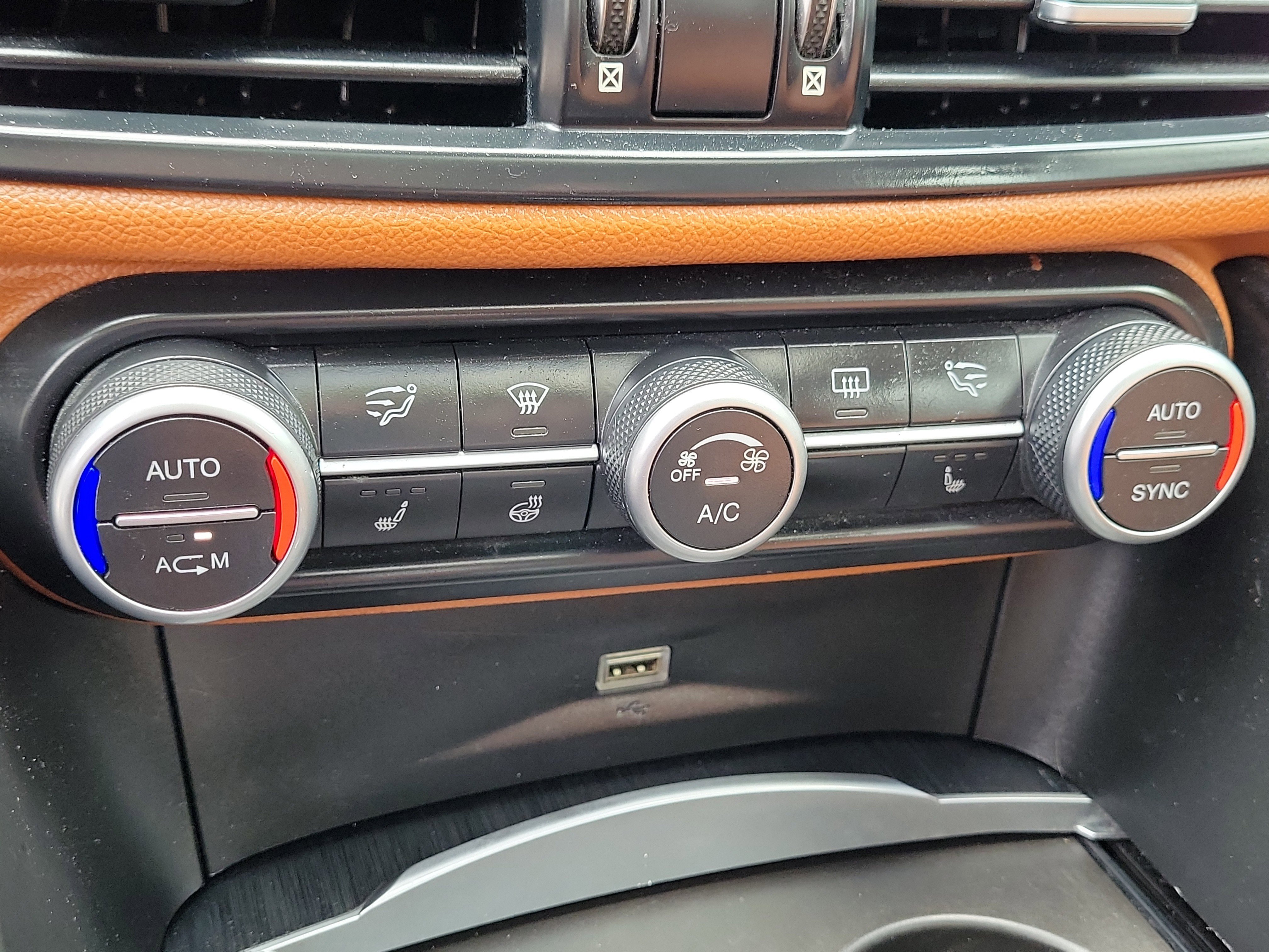 Used 2019 Alfa Romeo Giulia AWD w/ Cold Weather Package image 31