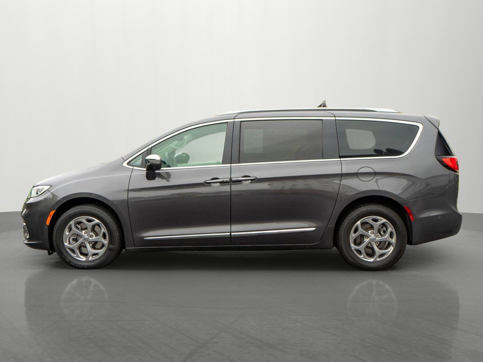 Used 2021 Chrysler Pacifica Limited w/ Premium & Safety Sphere Group AWD/4WD image 4