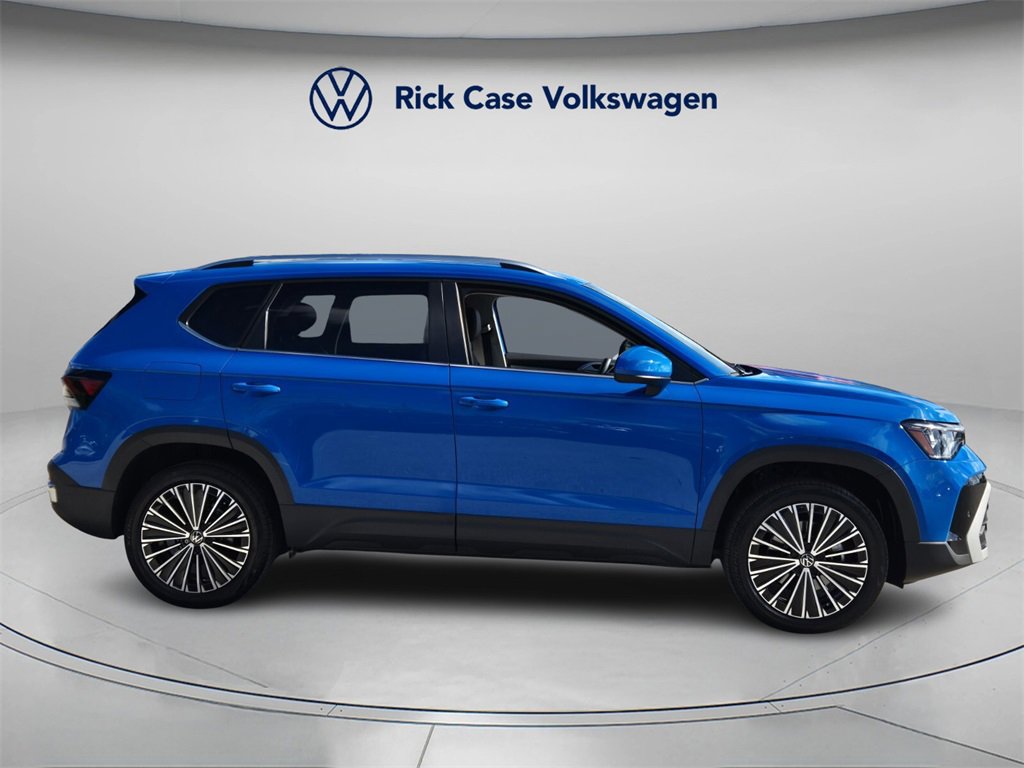 Certified 2025 Volkswagen Taos SE w/ Panoramic Sunroof Package image 3