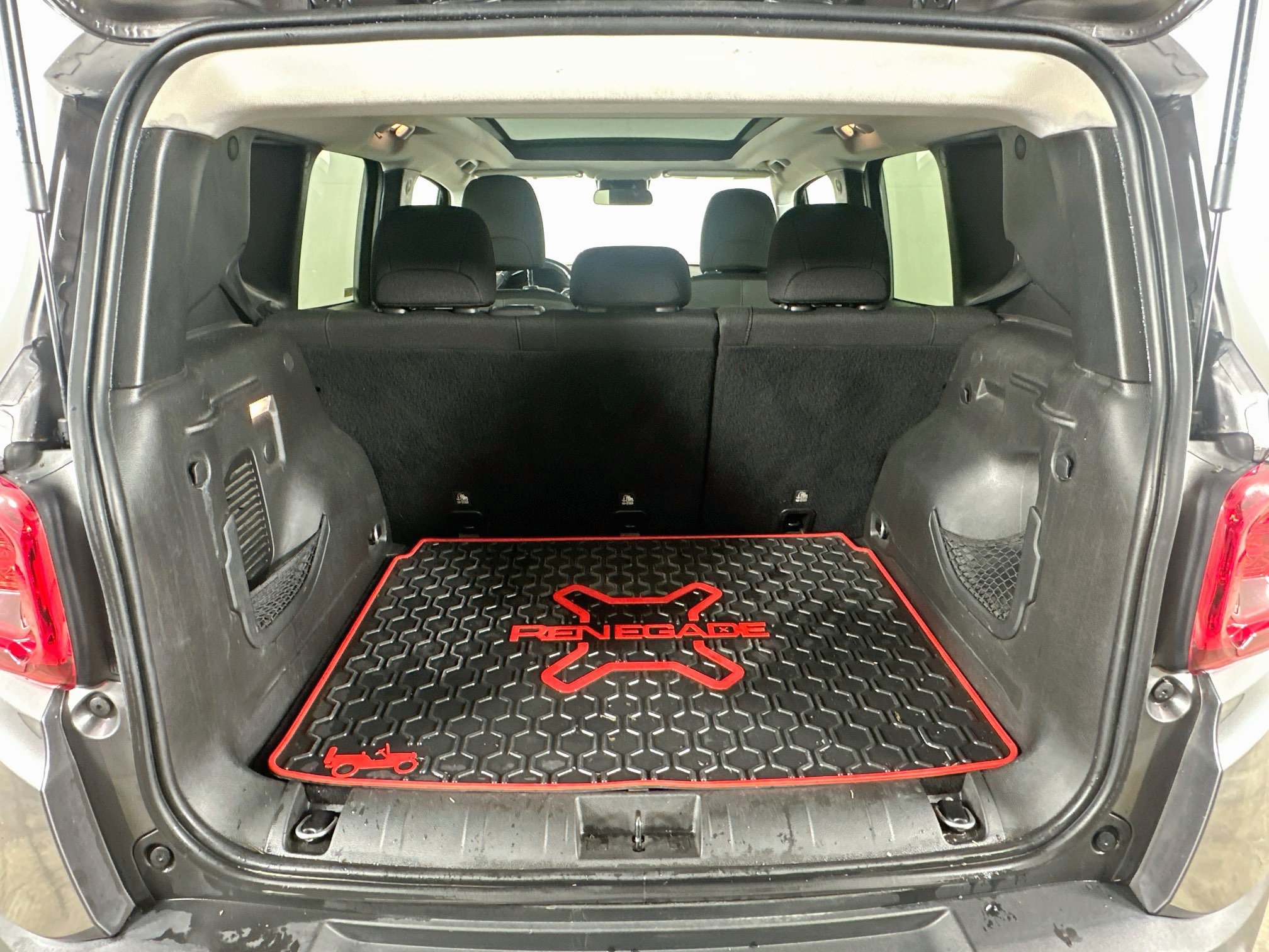 Used 2019 Jeep Renegade Trailhawk w/ UConnect 8.4 Nav Group AWD/4WD image 29