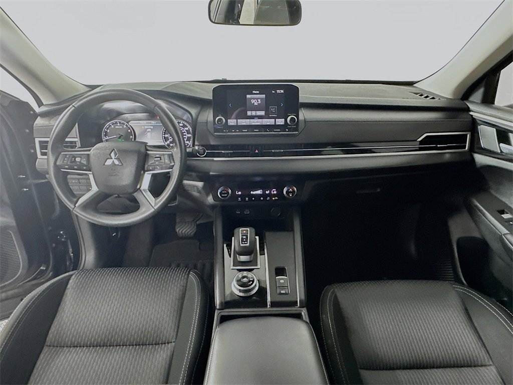 Used 2024 Mitsubishi Outlander ES image 3