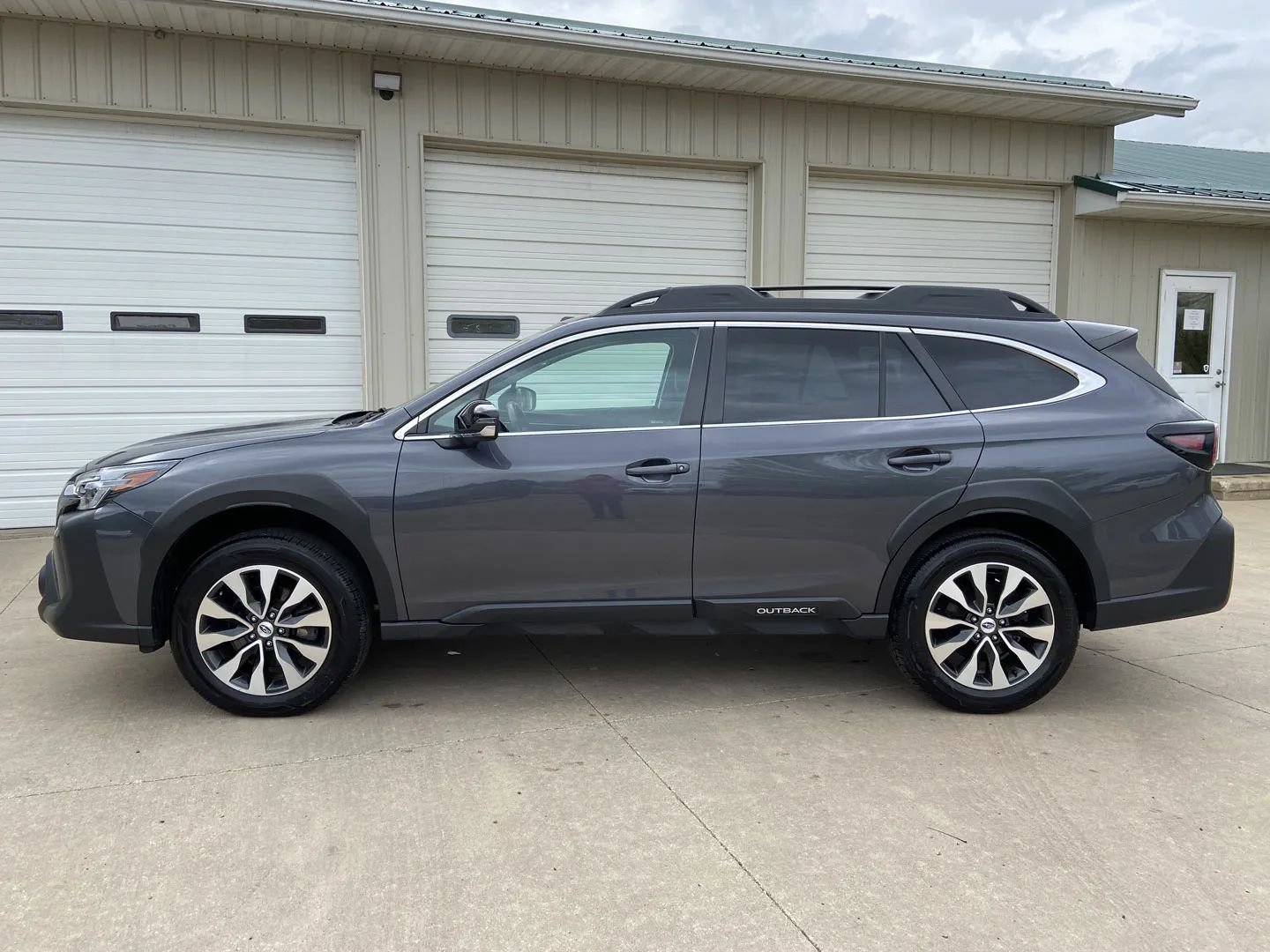 Used 2023 Subaru Outback Limited AWD/4WD image 4