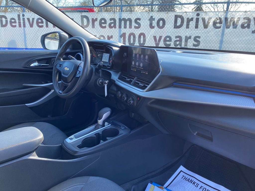 Used 2025 Chevrolet Trax LS w/ Driver Confidence Package FWD image 18