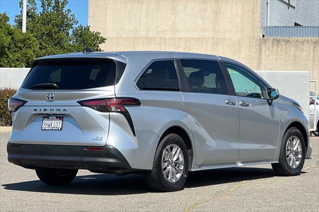 Certified 2022 Toyota Sienna XLE image 2