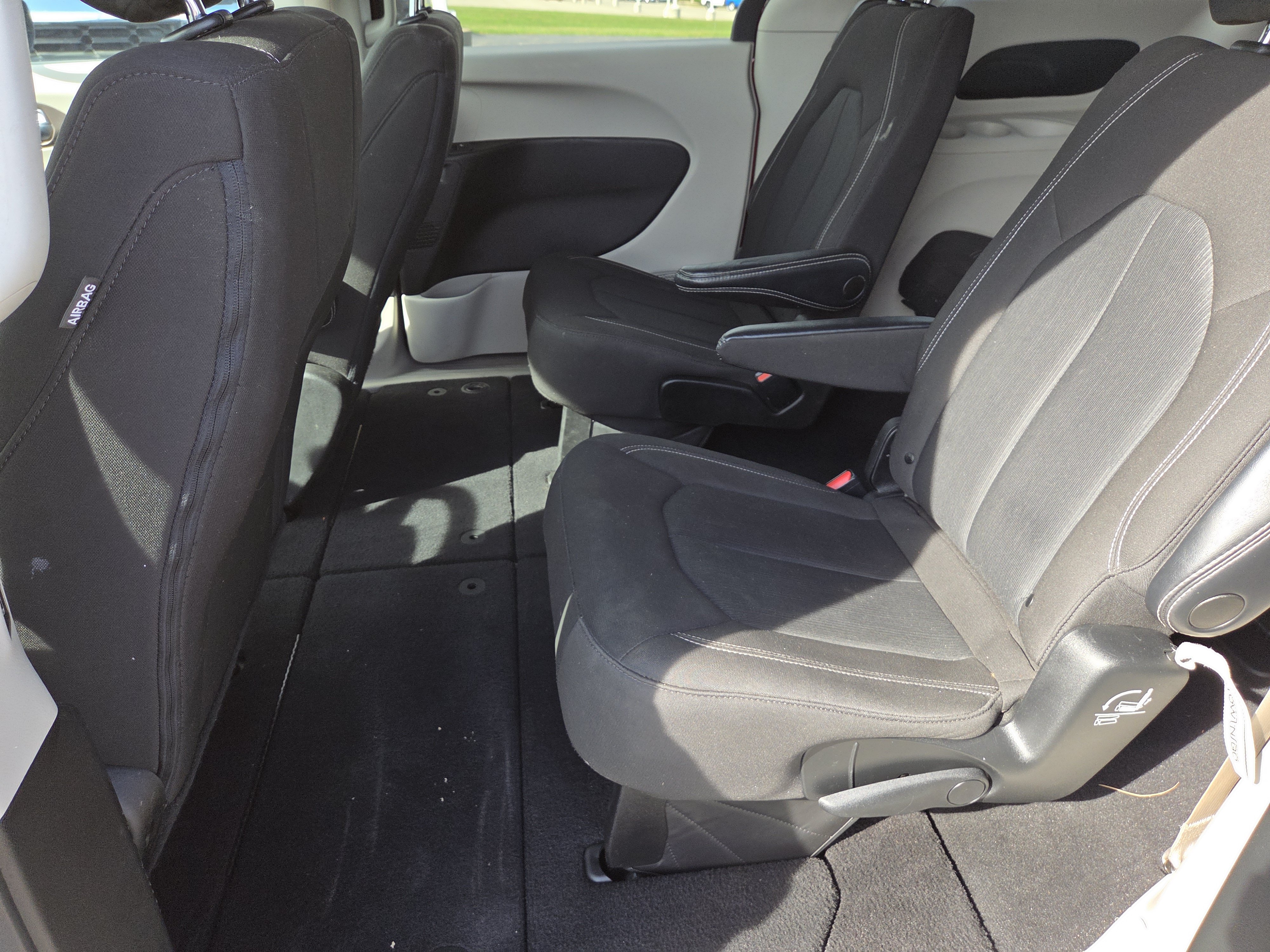 Used 2022 Chrysler Voyager LX FWD image 9