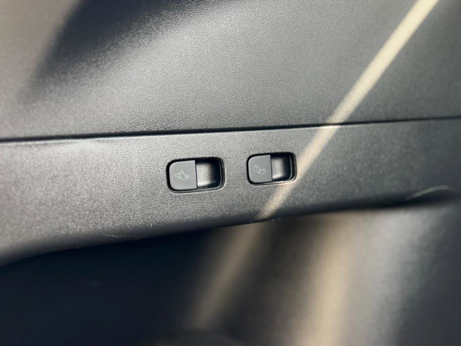 Used 2022 Tesla Model Y Long Range image 38