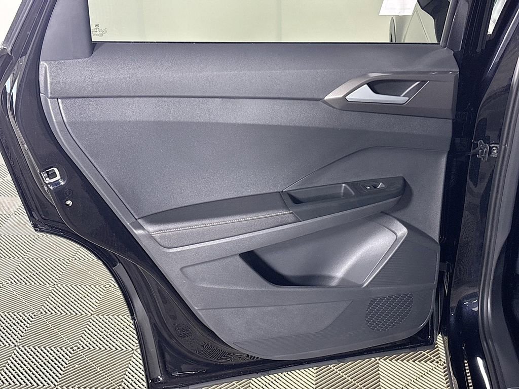 New 2025 Volkswagen Taos SE image 19