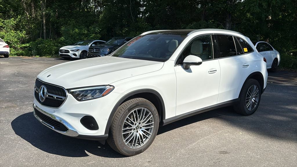 Used 2025 Mercedes-Benz GLC 300 4MATIC image 8
