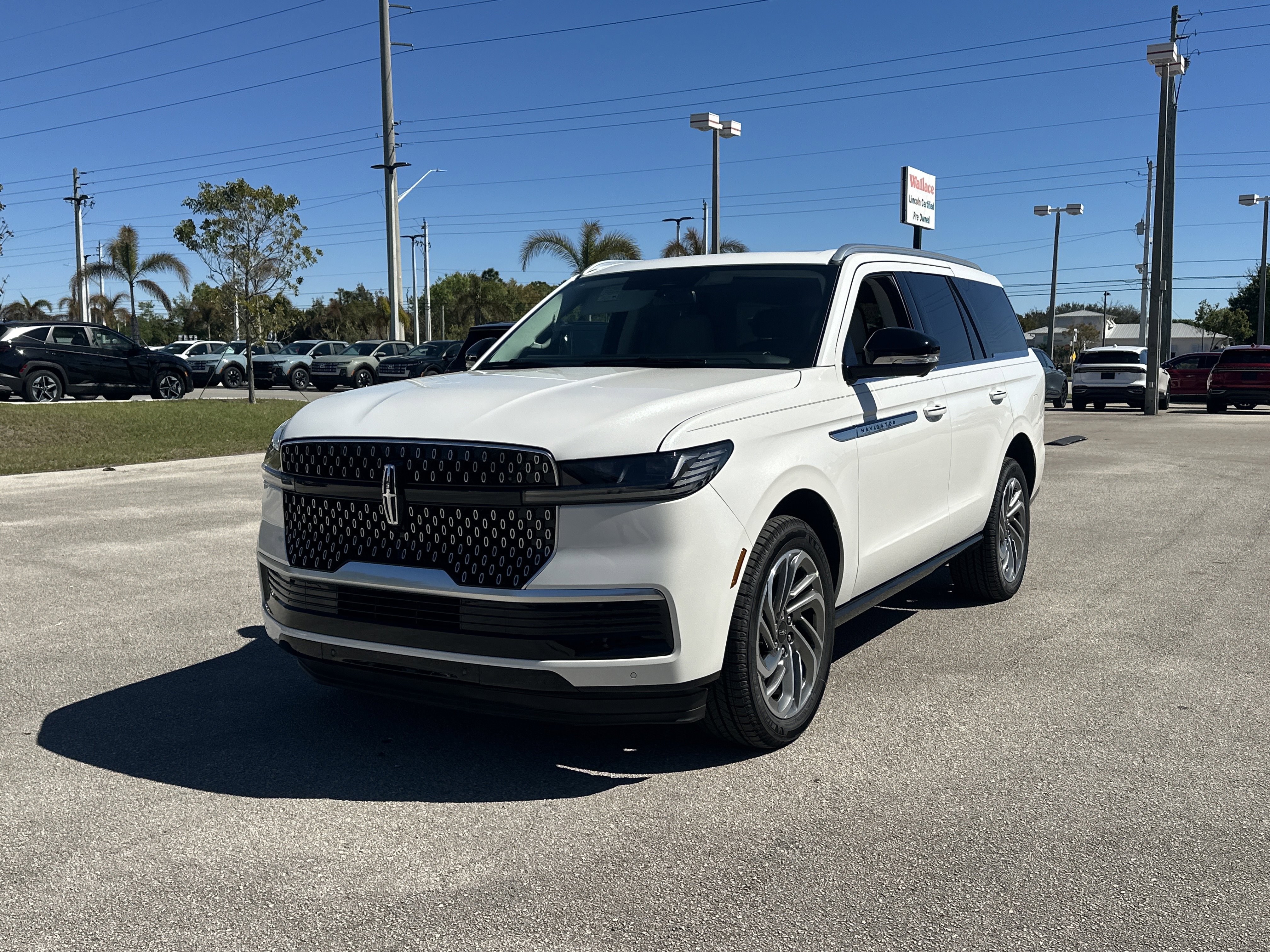 New 2026 Lincoln Navigator Reserve AWD/4WD image 2