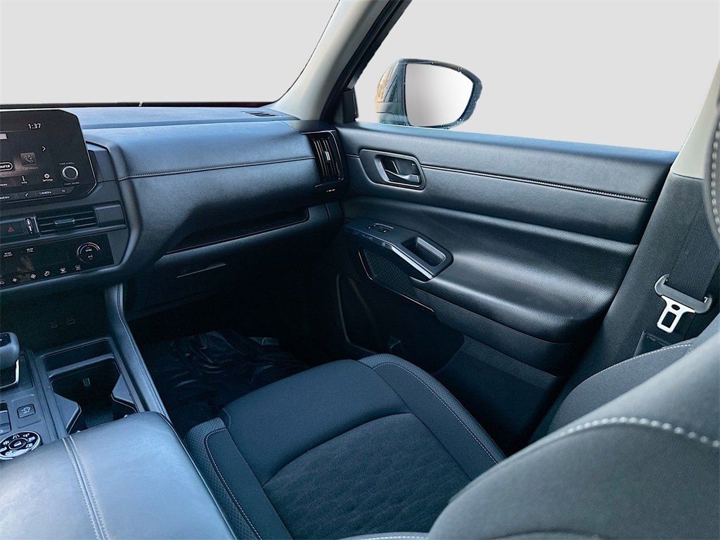Used 2024 Nissan Pathfinder S image 22