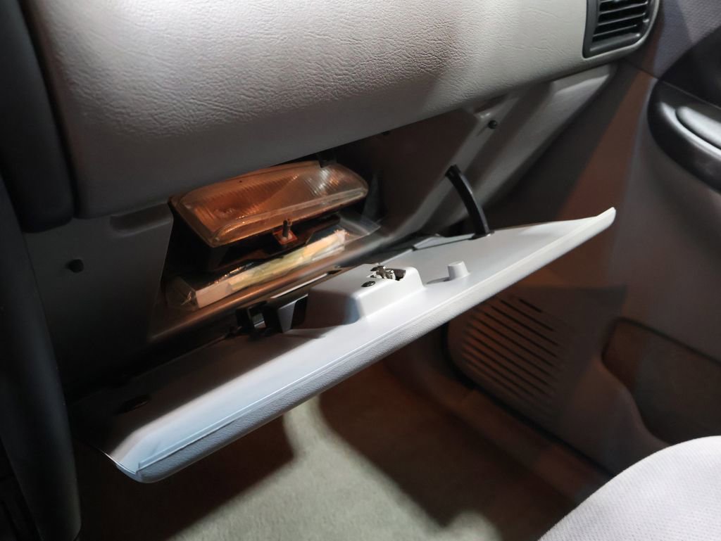 Used 2000 Oldsmobile Silhouette GL image 24