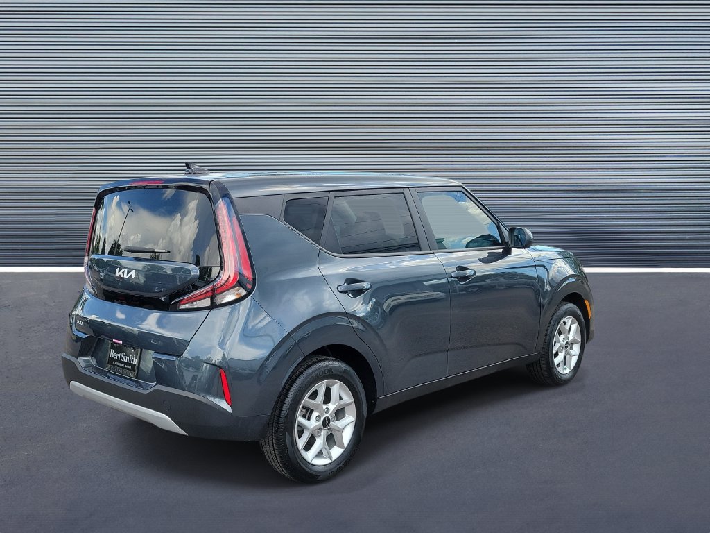 Used 2025 Kia Soul LX w/ LX Technology Package FWD image 3