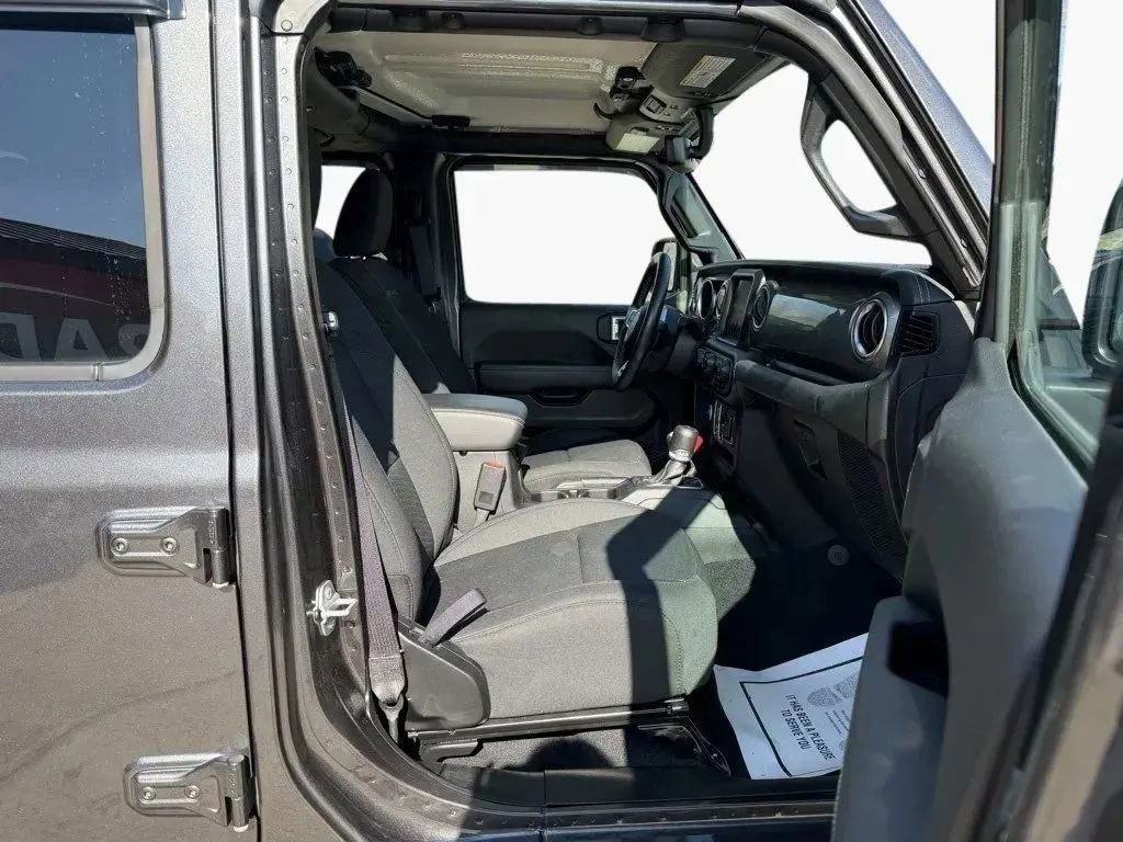 Used 2021 Jeep Gladiator Overland w/ Uconnect 4C Nav & Sound Group AWD/4WD image 27