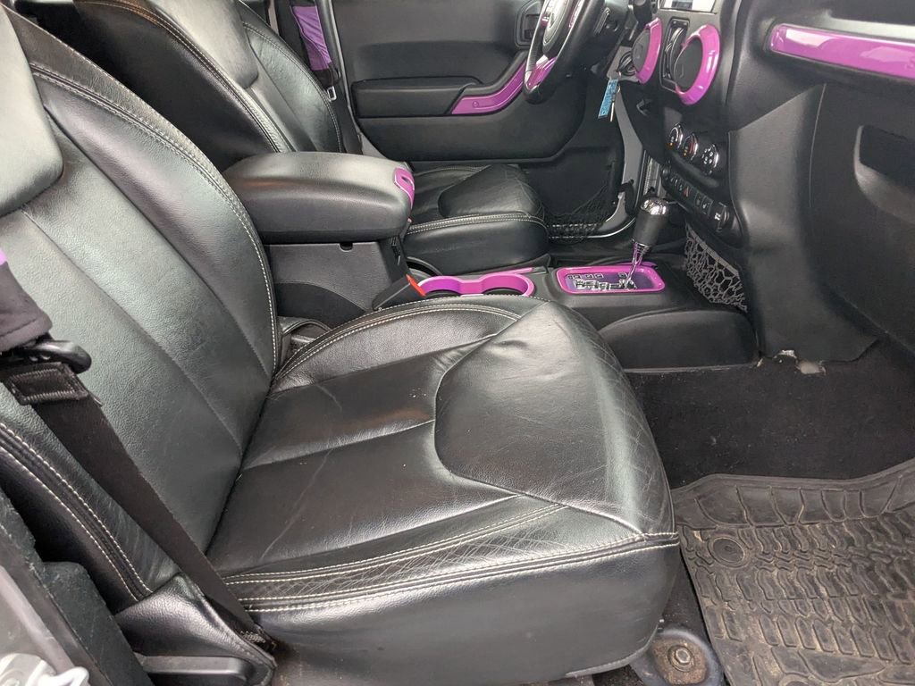 Used 2015 Jeep Wrangler Unlimited Sahara w/ Connectivity Group image 18