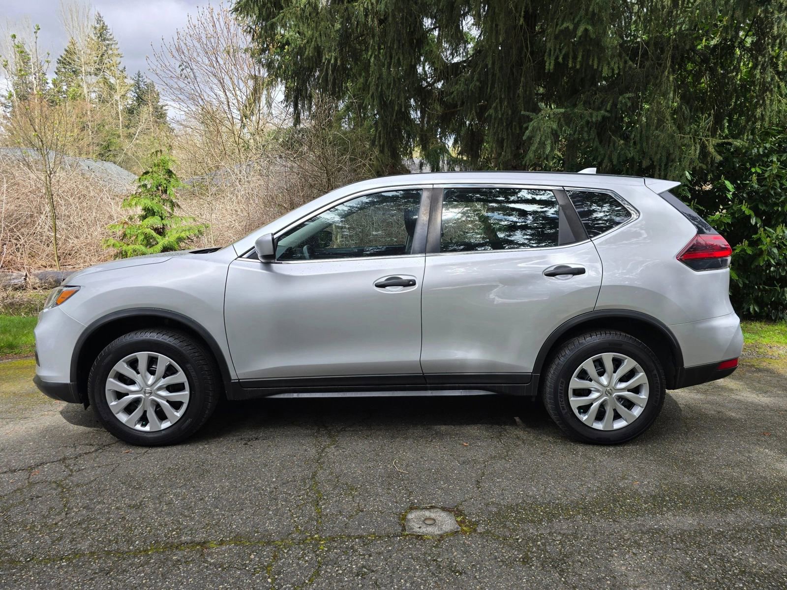 Used 2018 Nissan Rogue S image 2