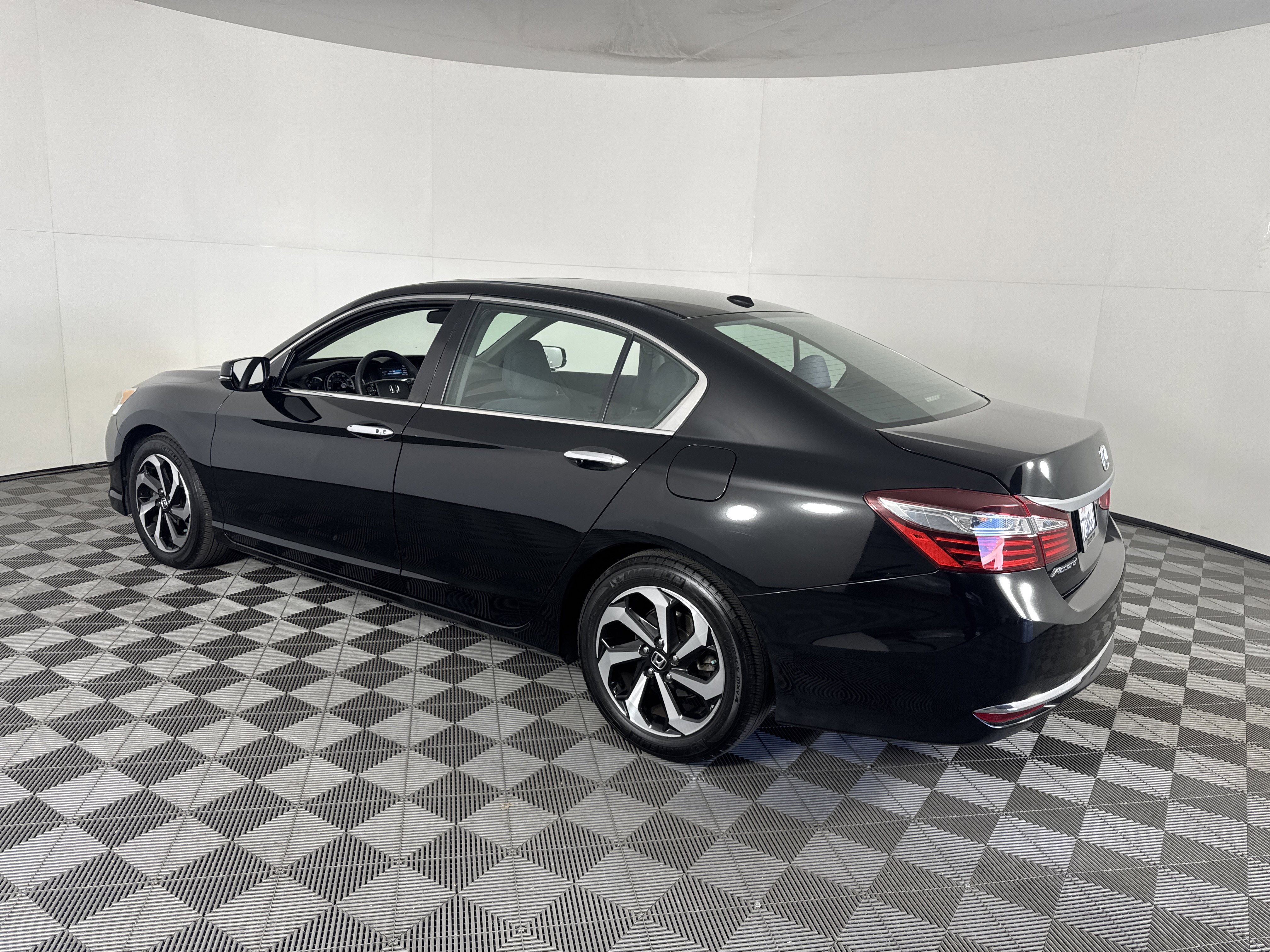 Used 2017 Honda Accord EX image 6