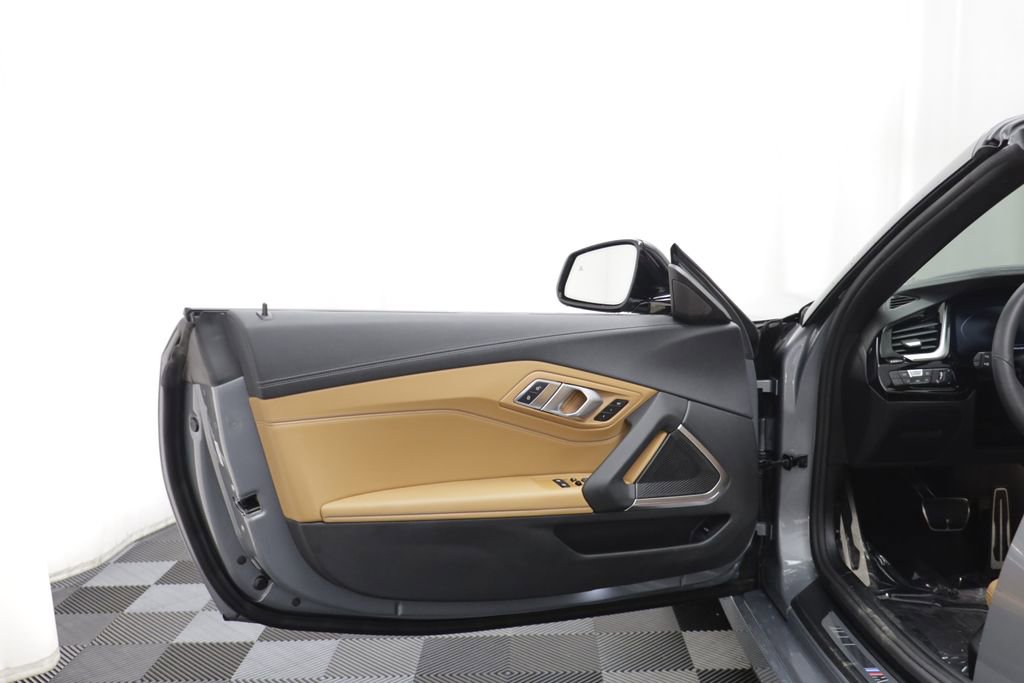 Certified 2025 BMW Z4 M40i w/ Shadowloine Package RWD image 4