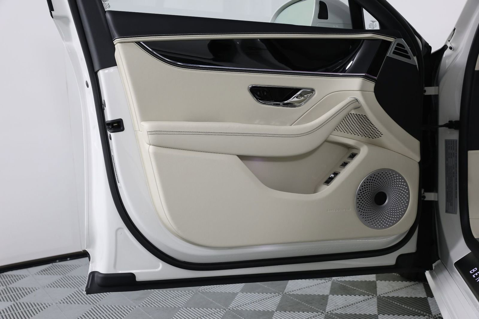 New 2025 Bentley Flying Spur Plug-In Hybrid image 21