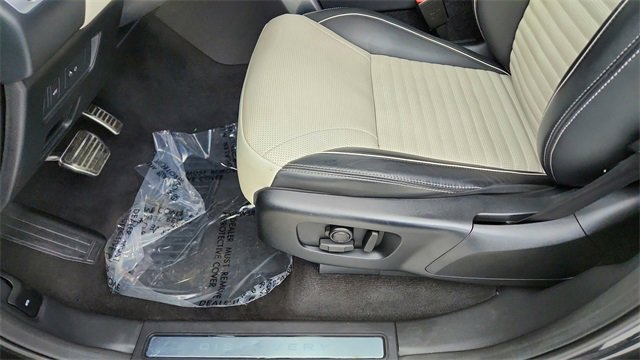 Used 2024 Land Rover Discovery Dynamic SE image 36