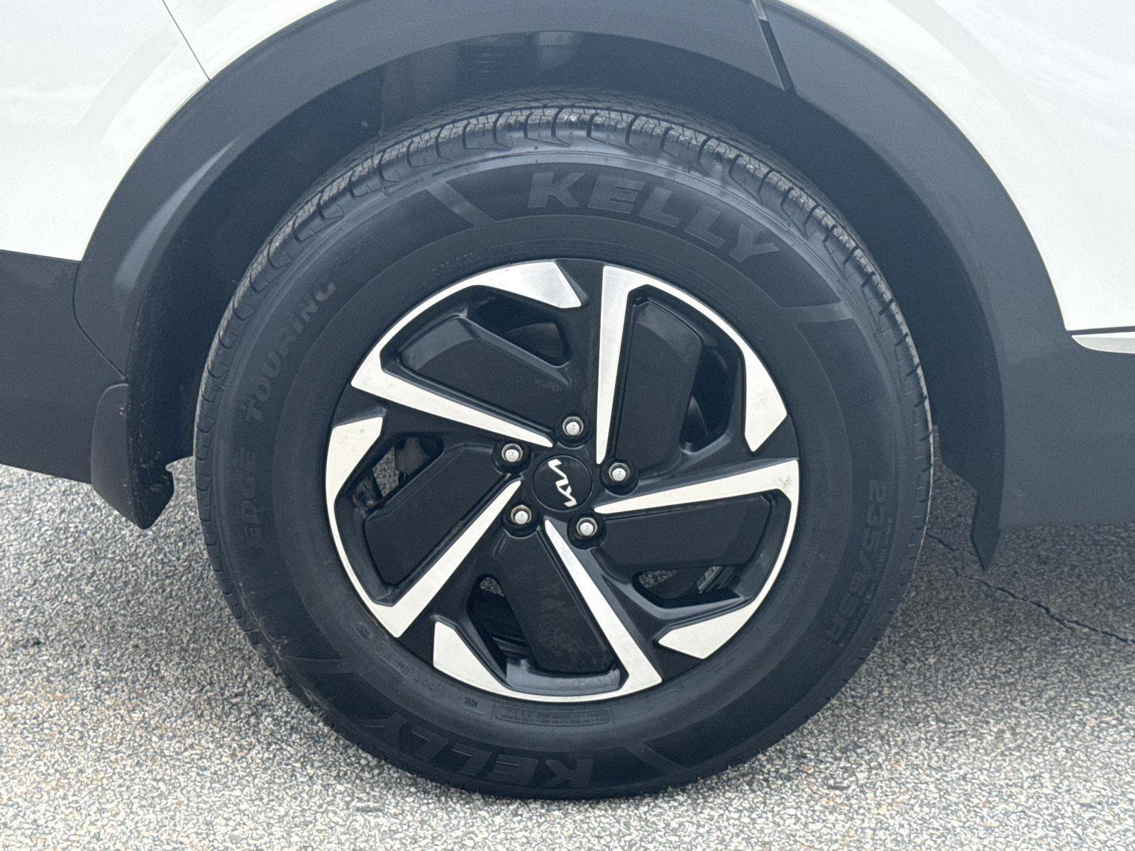 Used 2023 Kia Sportage LX image 9
