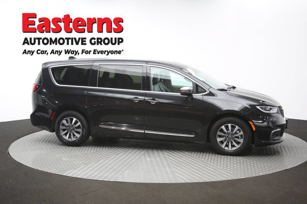 Used 2023 Chrysler Pacifica Limited FWD image 50