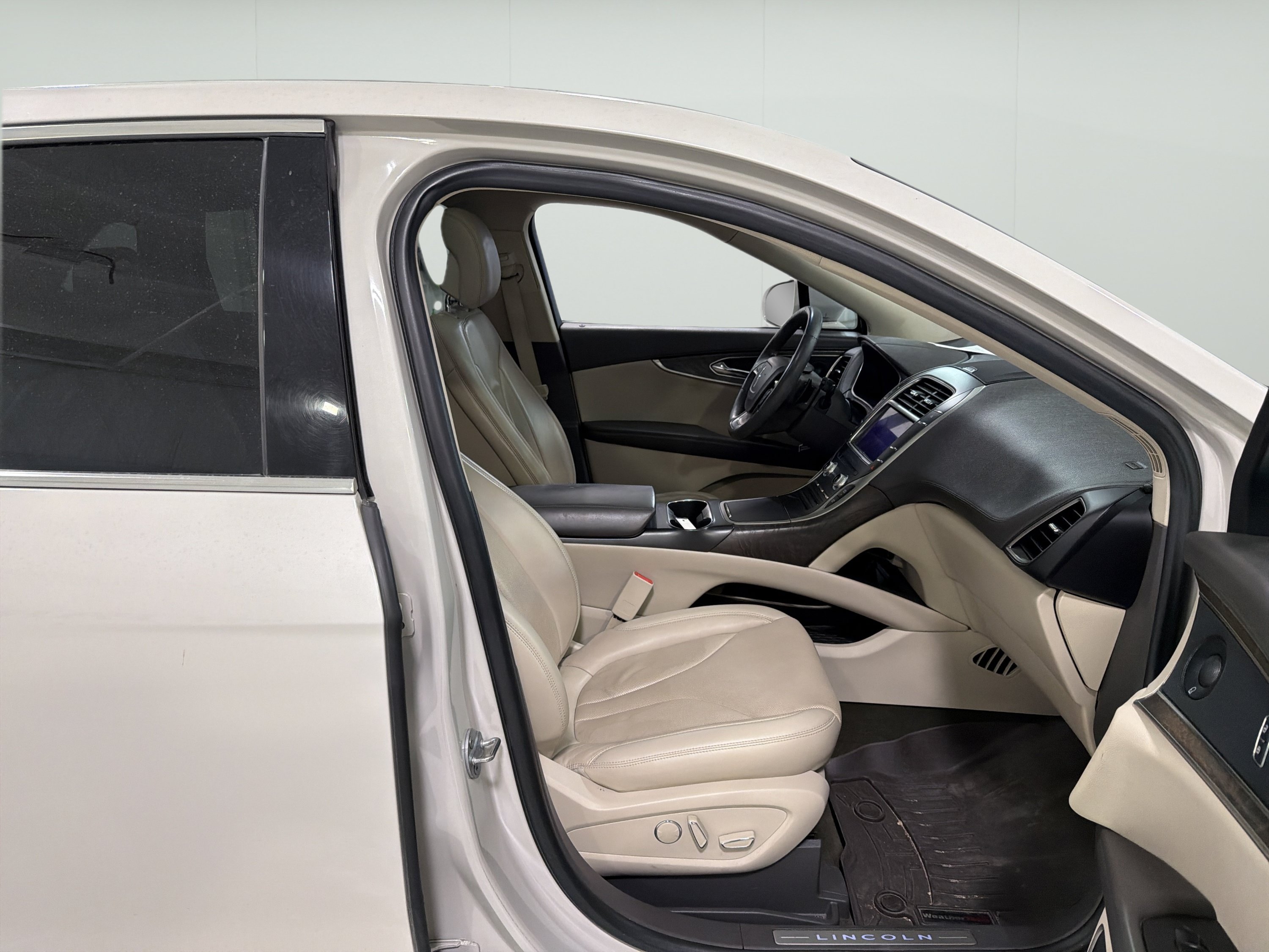 Used 2019 Lincoln Nautilus Reserve FWD image 14