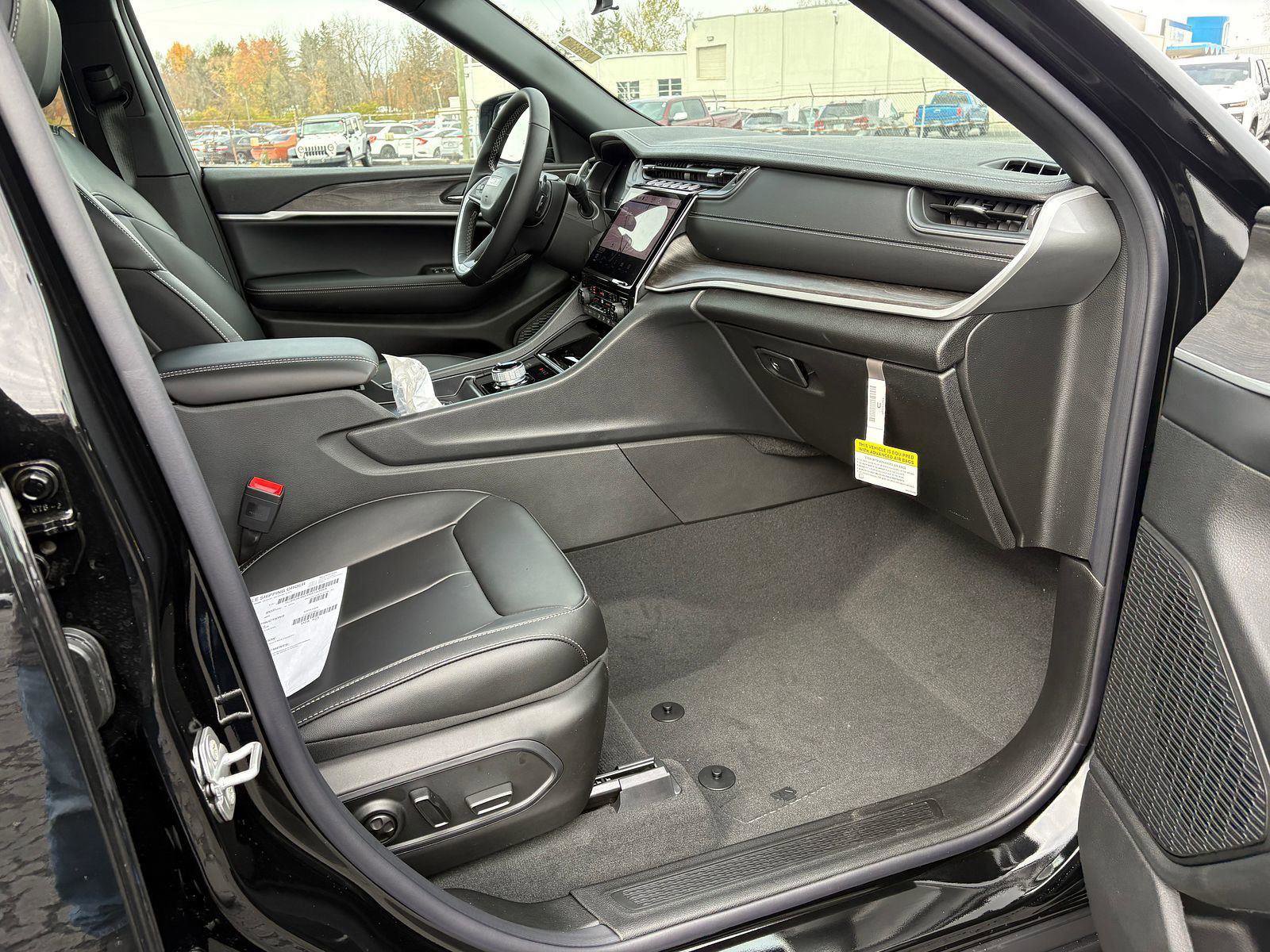 New 2025 Jeep Grand Cherokee L Limited w/ Trailer Tow Package image 10