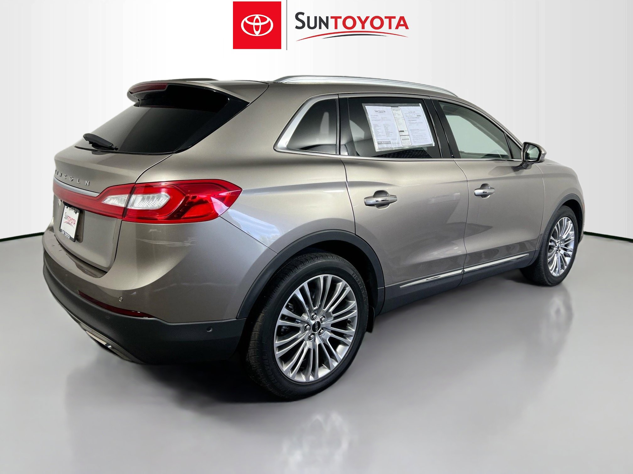 Used 2018 Lincoln MKX Reserve w/ Driver Assistance Package image 4