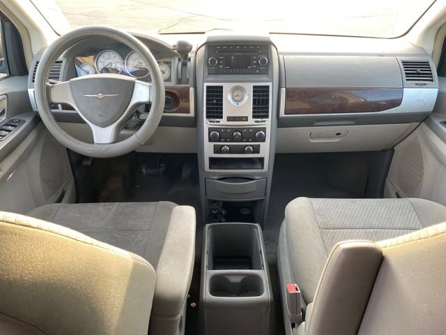 Used 2009 Chrysler Town & Country Touring image 6